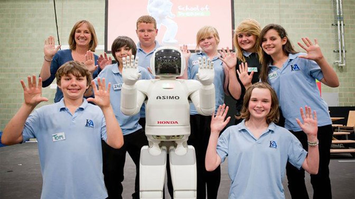 Homsed unistajad – ASIMO lõbustab õpilasi, kes osalevad Swindonis Honda oskuste omandamise töökojas School of Dreams.